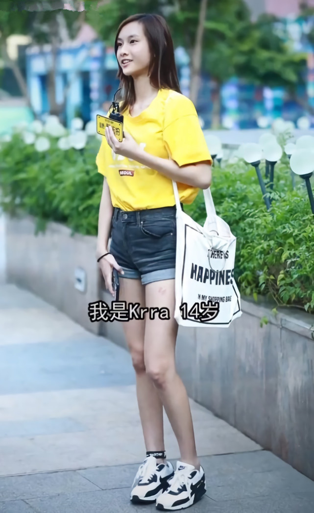 小姐姐上课太赶时间了?拿一只“护腕”当袜子,却意外潮到飞起