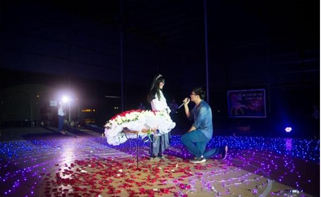 立冬陪丈夫回农村探望,半夜听到婆婆屋里有动静,偷听后我泪目