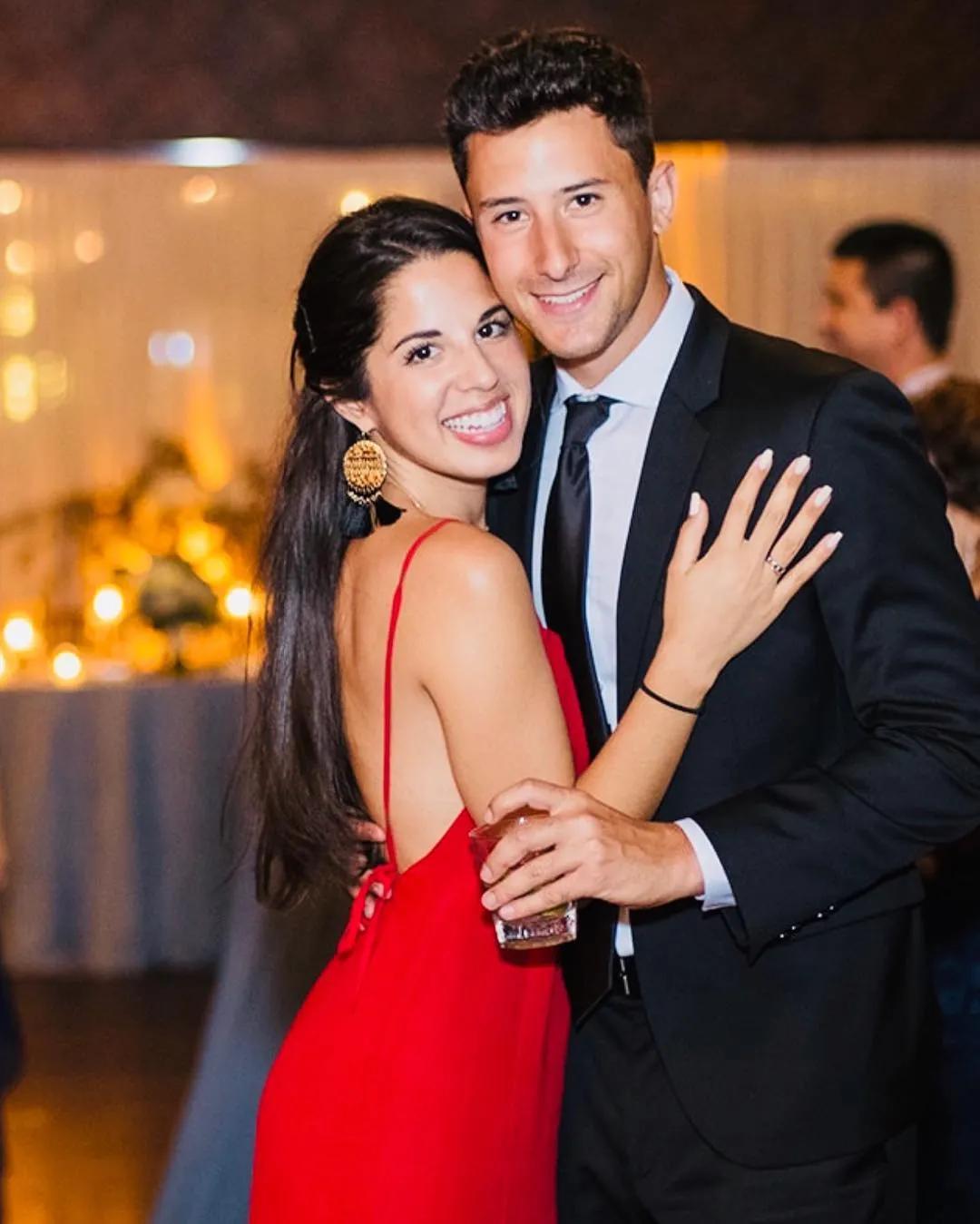 情侣两个人日常生活照片,情侣间的生活插画图片