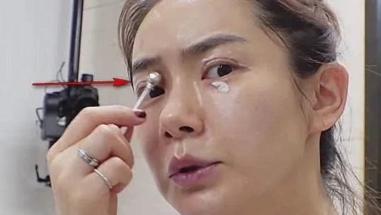 戚薇被晒出一款平价的眼霜,戚薇推荐的小黑瓶眼霜