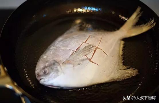 香煎鲳鱼的家常做法大全集,干煎香辣小银鲳鱼正宗做法
