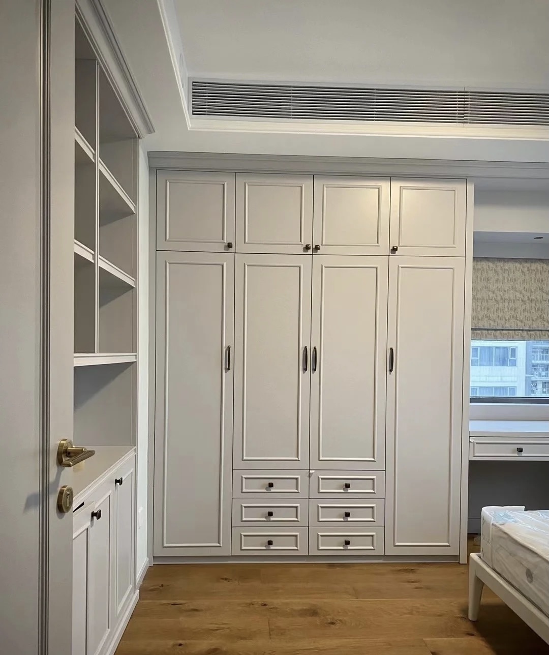 卧室整体定制衣柜与成品衣柜,新房子买成品衣柜还是定制衣柜