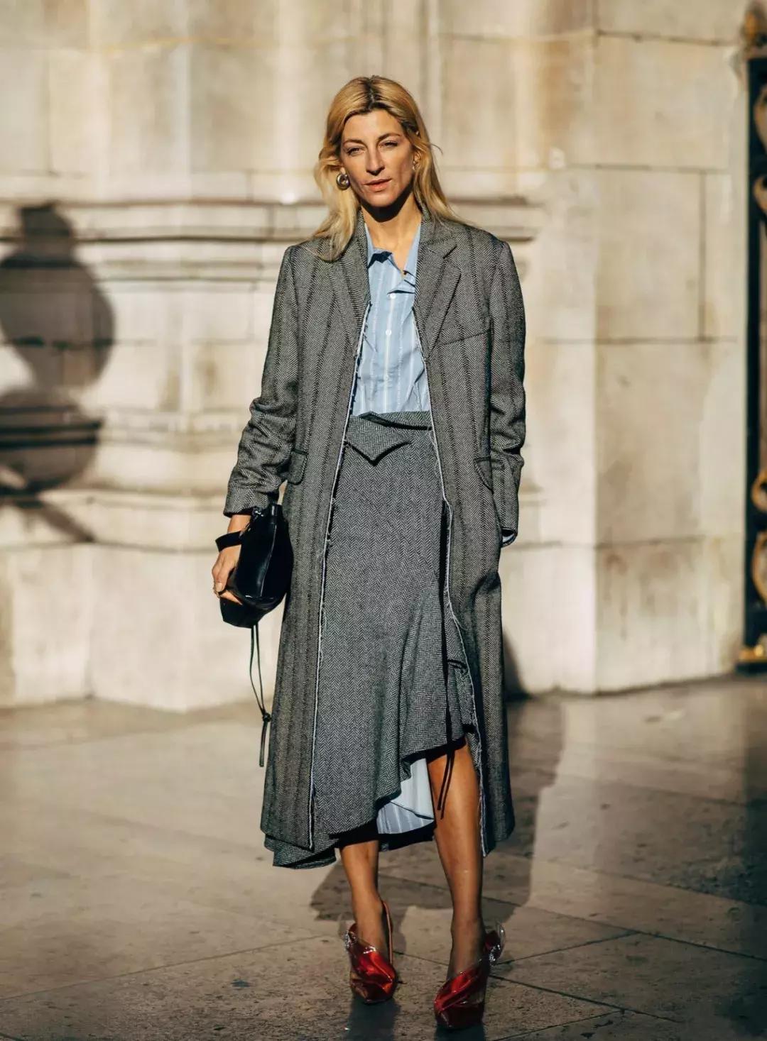 经典大衣的多种时髦穿法,裙摆大衣怎么穿好看