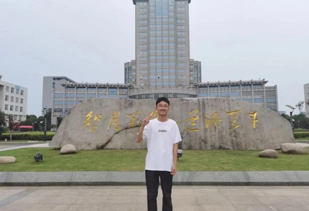 南昌市当代学校高中部招生简章,南昌当代招生简章封面