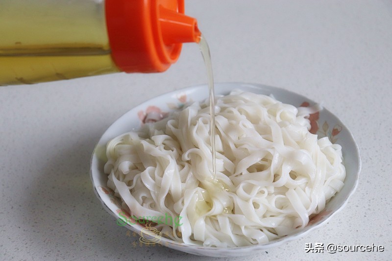 炒河粉摆摊河粉怎么炒不粘锅不碎,炒河粉微微辣