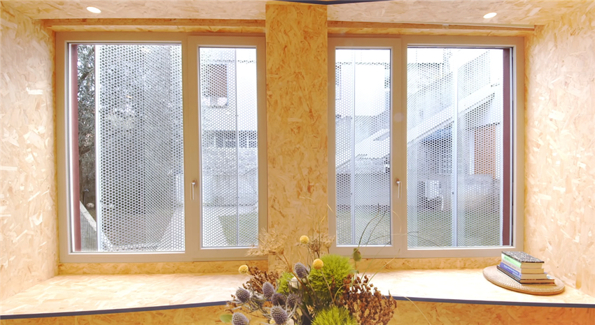 她买下26㎡自行车棚，将屋内铺满欧松板，一个人越住越舒服