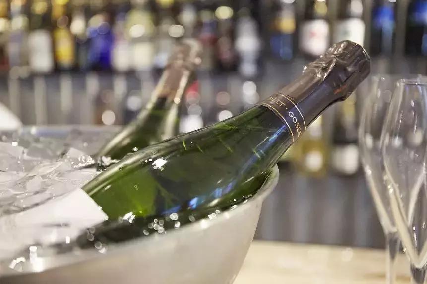 他来自700年历史的干邑家族，把古老的香槟Gosset在亚洲发扬光大