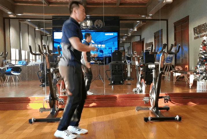 冬季室内跑步方法,提高跑步经济性的动作