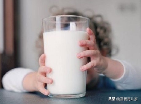 奶牛奶孩子可以喝吗,你知道奶睡对婴儿有哪些危害吗
