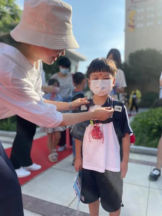 太暖心!新学期教室里这块特殊的黑板,羡慕了多少人