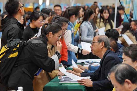 公务员真的永远是铁饭碗吗,95后吐槽公务员工资