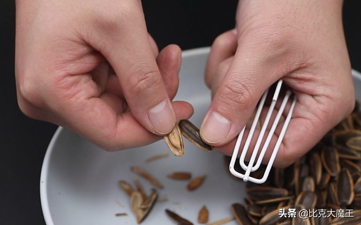 快速剥瓜子皮方便方法,用夹子剥瓜子小妙招
