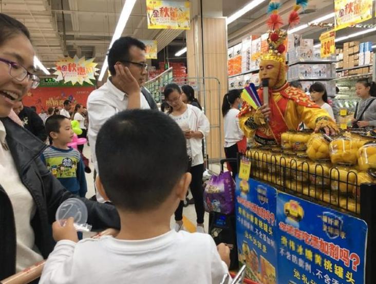 孩子调皮超市打碎罐头，工作人员的做法太到位，奶奶更是值得学习