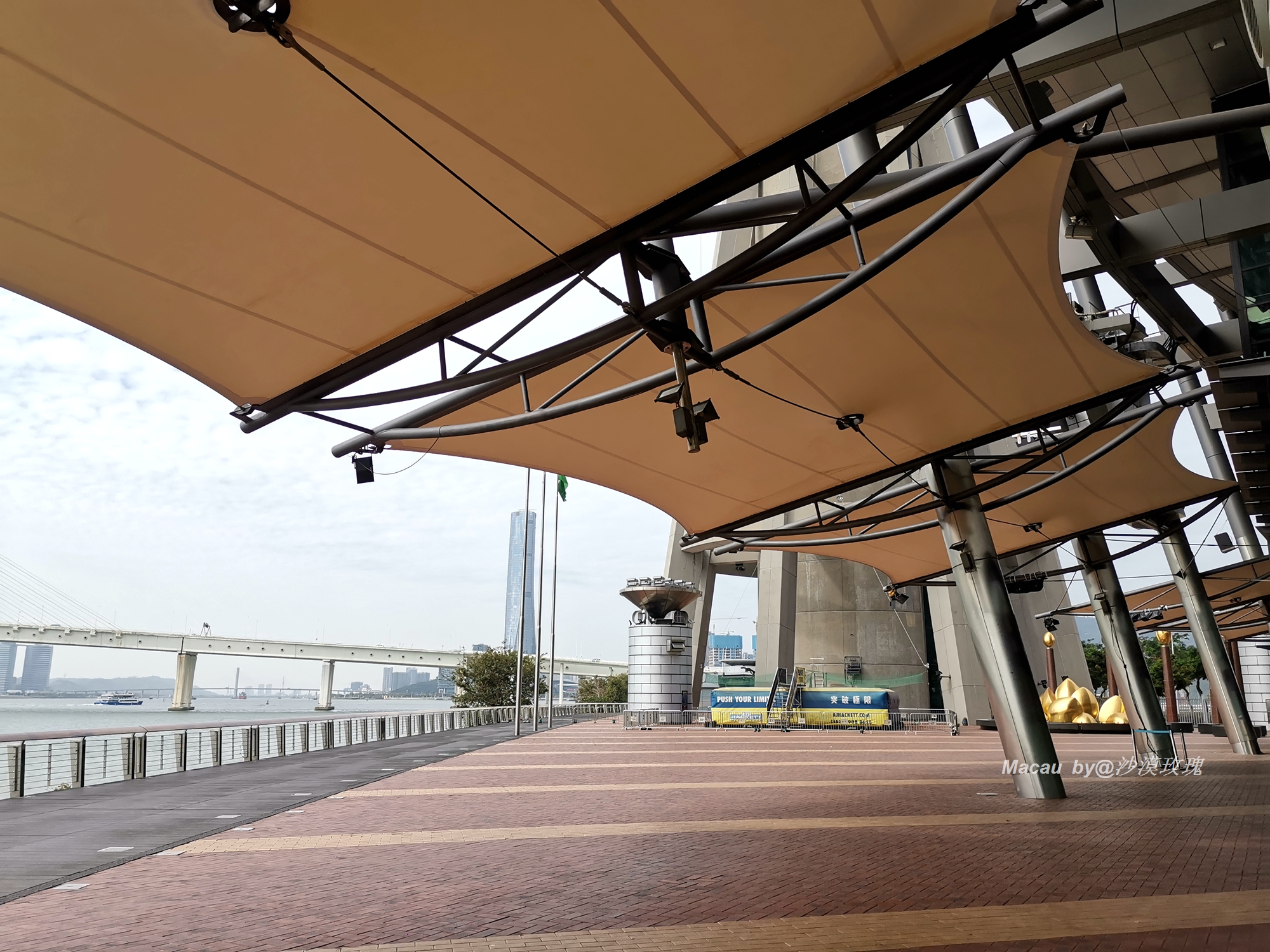 从3米高空跳到水里,世界最高蹦极澳门塔挑战成功