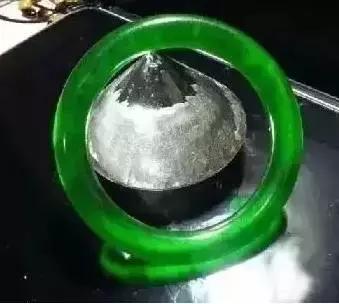 啤酒瓶冒充翡翠手镯全过程曝光,啤酒瓶制作冒充的翡翠手镯