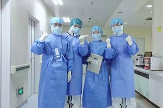 面对疫情,也会自私,哪有什么天使,不过是孩子们换了件衣服而已