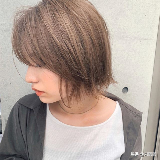 最新短发气质洋气女,女性头发稀疏适合的短发40岁左右