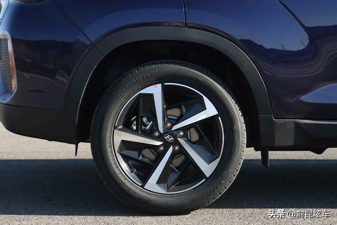 试驾黑色全新北京现代ix35,最新款2.0升北京现代ix35试驾