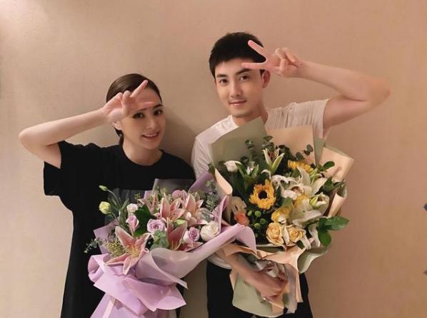 阿娇头部受伤缠绷带照曝光,阿娇受伤后拆绷带首露面