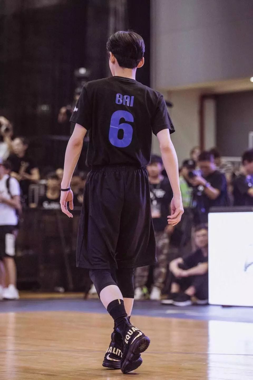 老了以后的白敬亭,白敬亭奶蓝小白鞋