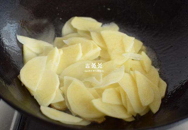 炒香肠小技巧减少咸味香辣下饭,土豆香肠下饭的神仙吃法