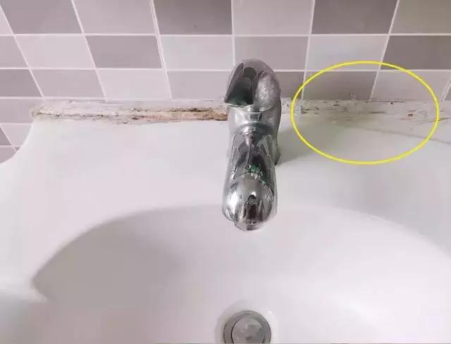 洗手台有缝隙，发黑又发霉？保洁阿姨教你一招，5秒统统划干净