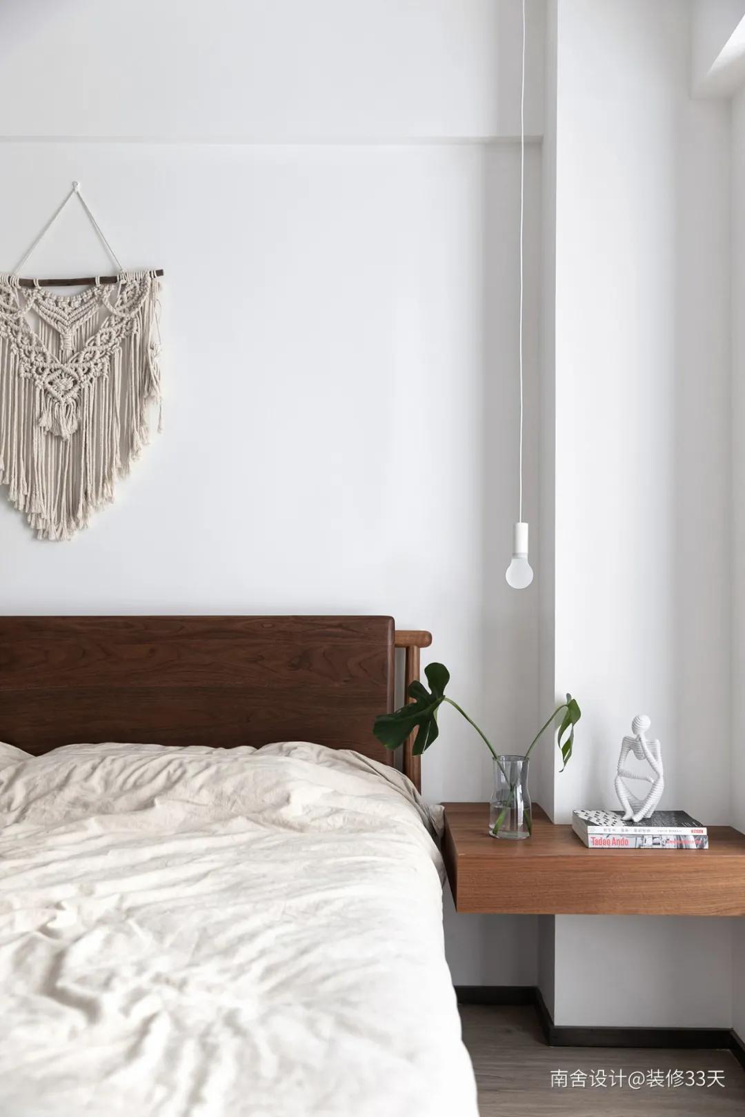 因卧室太小能买一大一小床头柜吗,卧室太小放不下梳妆台