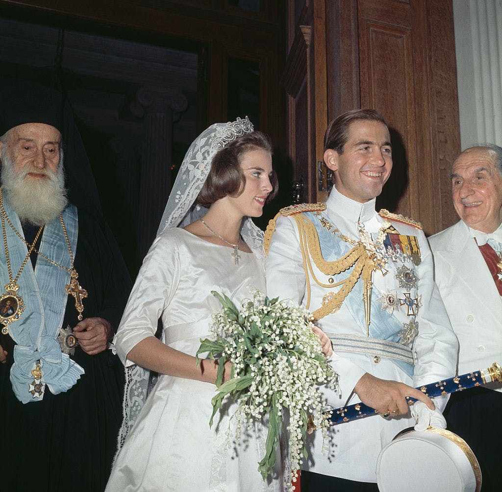 看了这些王室婚礼，原来王妃们佩戴头纱的方式，可谓百花齐放啊