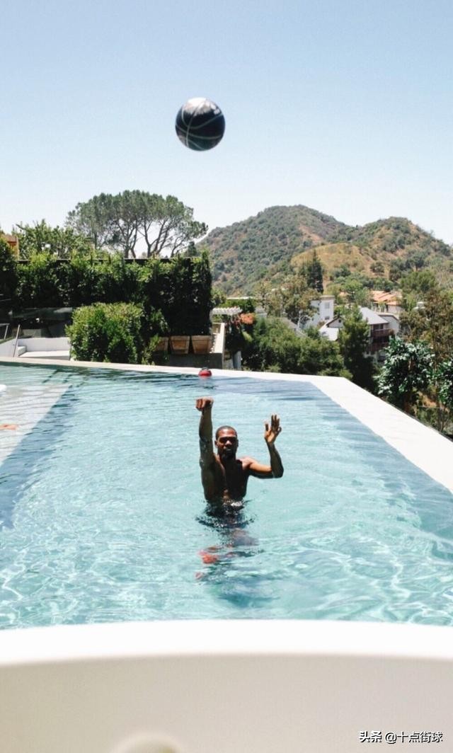 手术才半个月就能骑车逛街、泳池练投篮，杜兰特被质疑：诈伤？