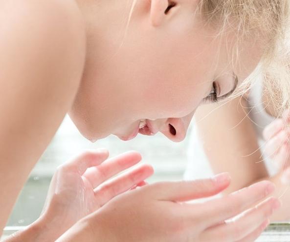 皮肤去角质层用什么方法,没有去角质产品怎么给皮肤去角质