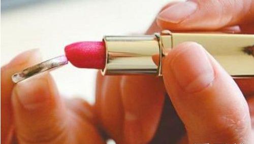 银手镯为什么会变黑视频,小孩戴银手镯突然变黑怎么回事