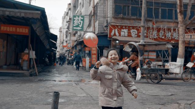 向对面出租屋射了一箭:80后妈妈王莹在城中村的实验艺术