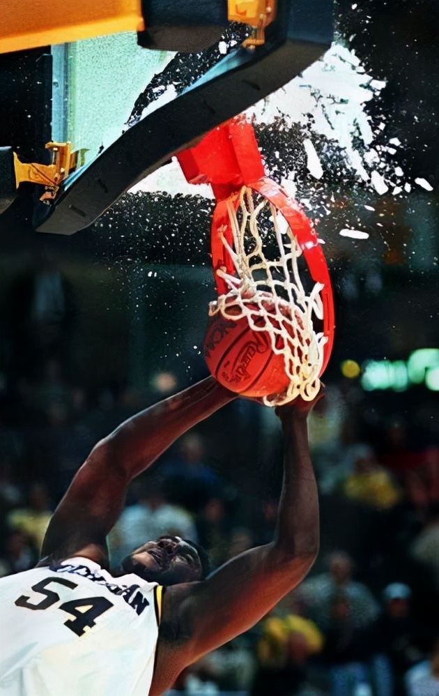 NBA有多少人曾扣碎篮板？奥胖不仅扣碎还拉倒篮架，一国人也做到