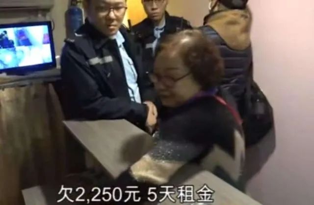 成龙20岁女儿传婚变，清空秀恩爱照片，同性妻子发文称旧照恶心