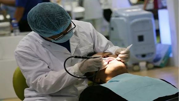 三年烧掉20亿！起底“疯狂牙科”背后的群雄混战