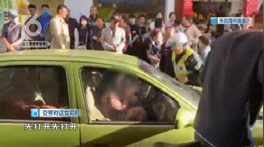 堵瘫这条街一个多小时!女“路霸”车停路中间玩手机,交警敲窗喊话都不好使