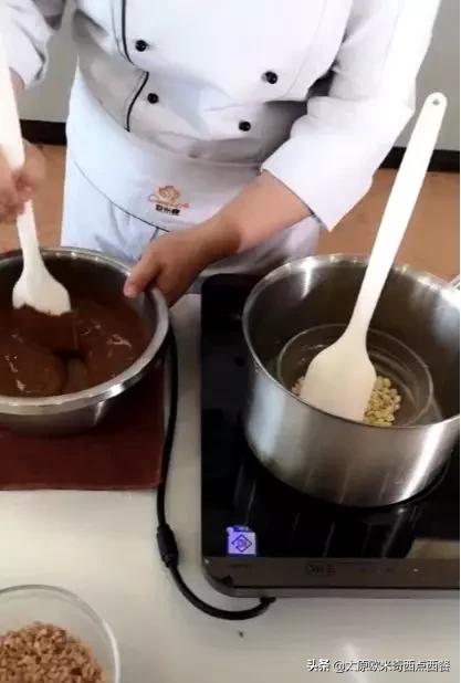 情人节为他做一顿浪漫大餐,情人节巧克力怎么做才显得有心意