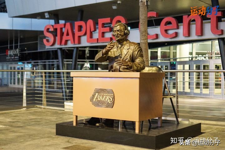 斯台普斯球馆雕像,斯台普斯中心门前的雕像