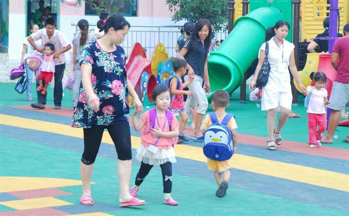 小孩哭闹不肯上幼儿园怎么沟通,3岁孩子哭闹妈妈情绪失控怎么办