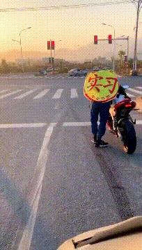 铁砂掌搞笑小视频,搞笑gif妹子你这心机有点深啊