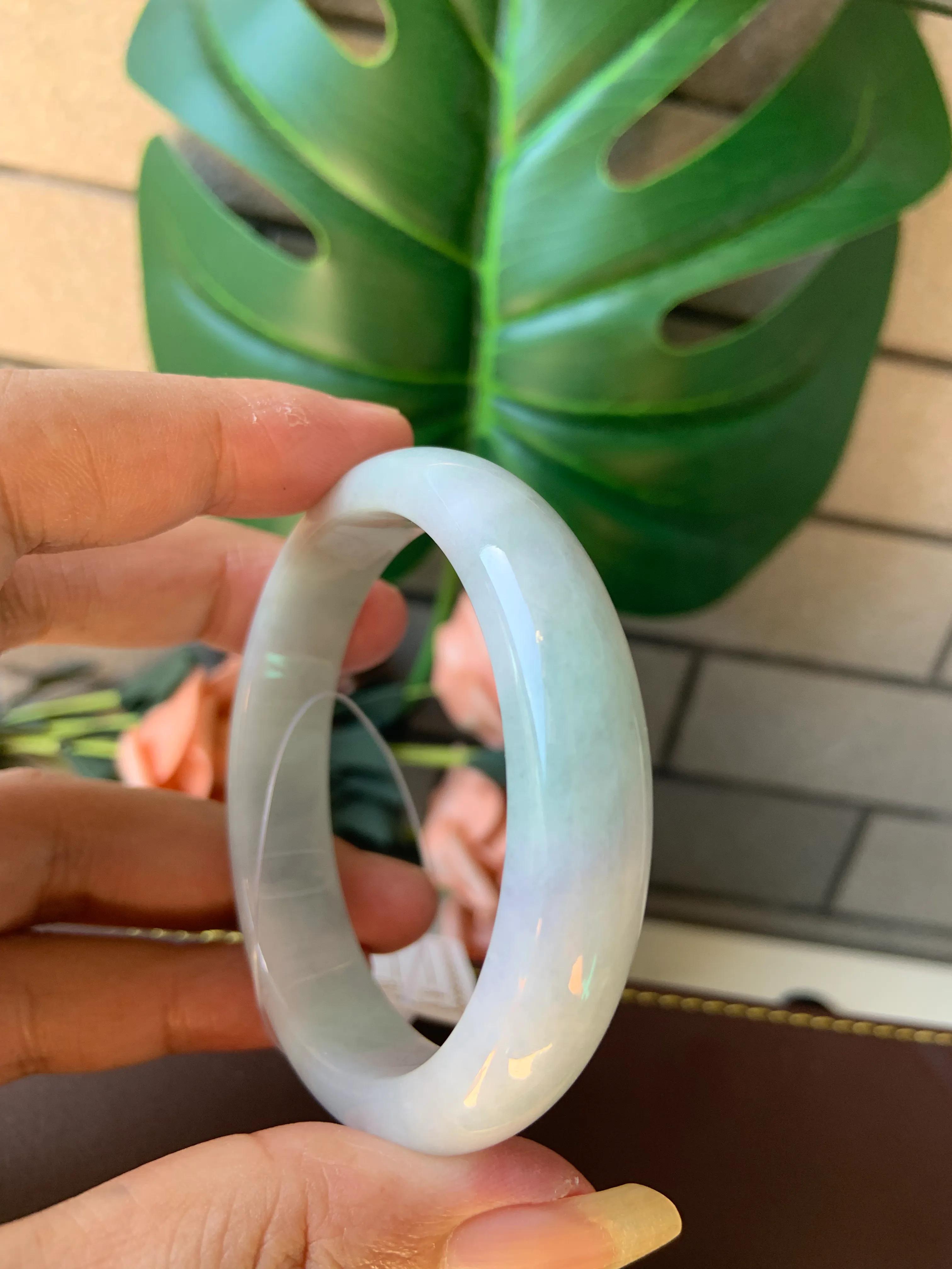 糯化种翡翠手镯有裂什么价格,糯化种戴黄翡手镯大概多少钱