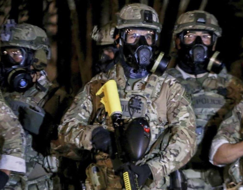 美国“夜之女神”衣不蔽体走在街上做瑜伽*威示**,一群警察望而却步