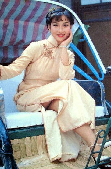 黄杏秀：曾是TVB第一侠女，下嫁陈百祥后，过得怎么样？