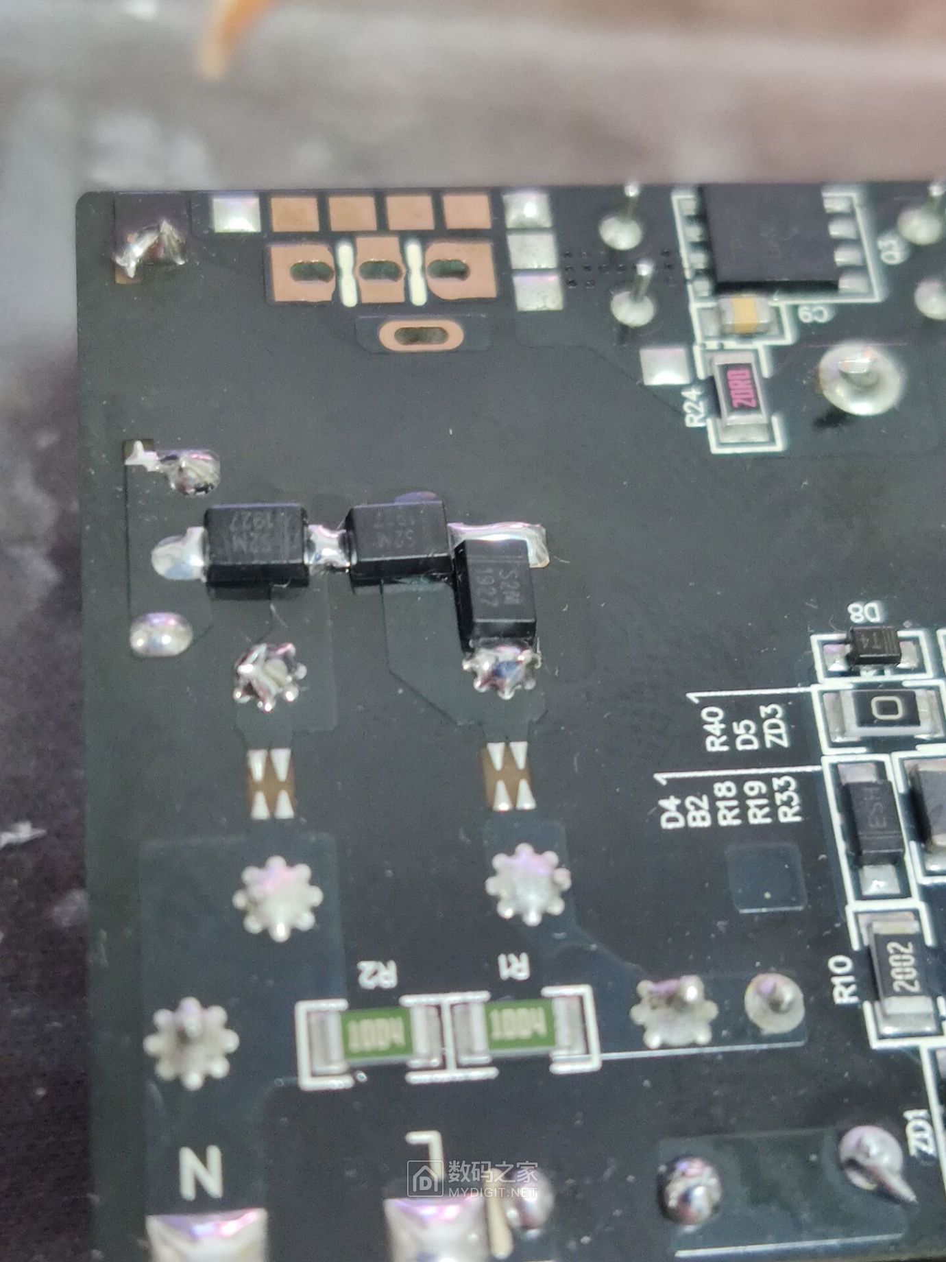 小米22.5瓦充电器拆解,小米120瓦充电器如何拆开维修