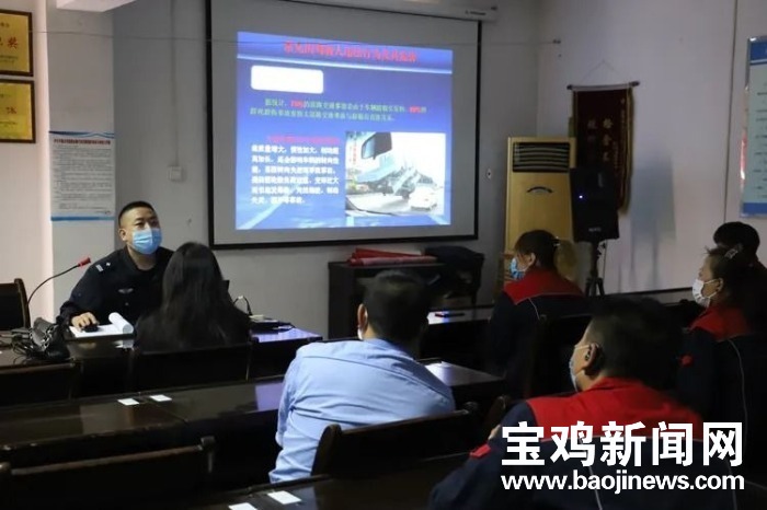 交警交通安全宣传提示,交巡警大队开展交通安全知识宣传