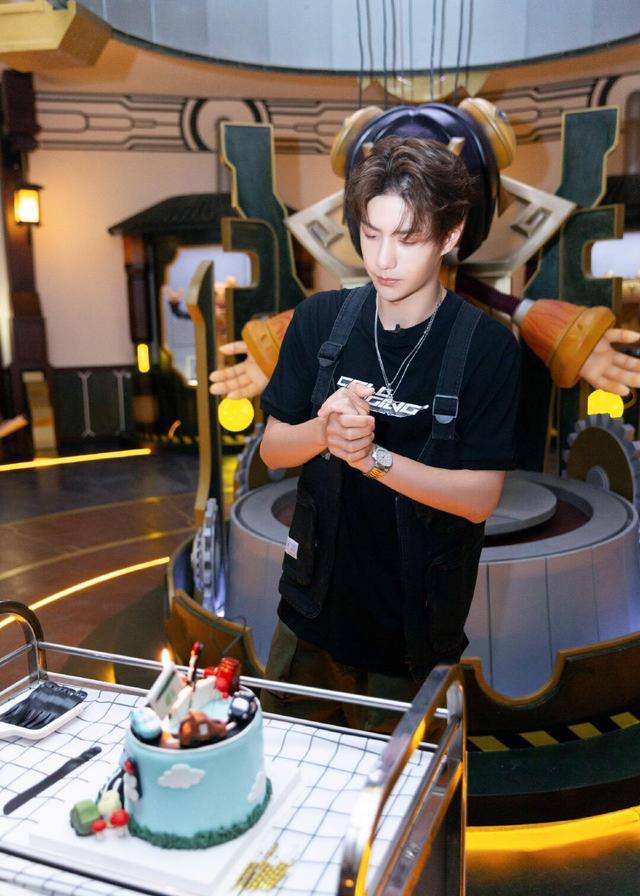 王一博没有工作室，被泼油漆被点香，这算哪门子的“乐华太子”？