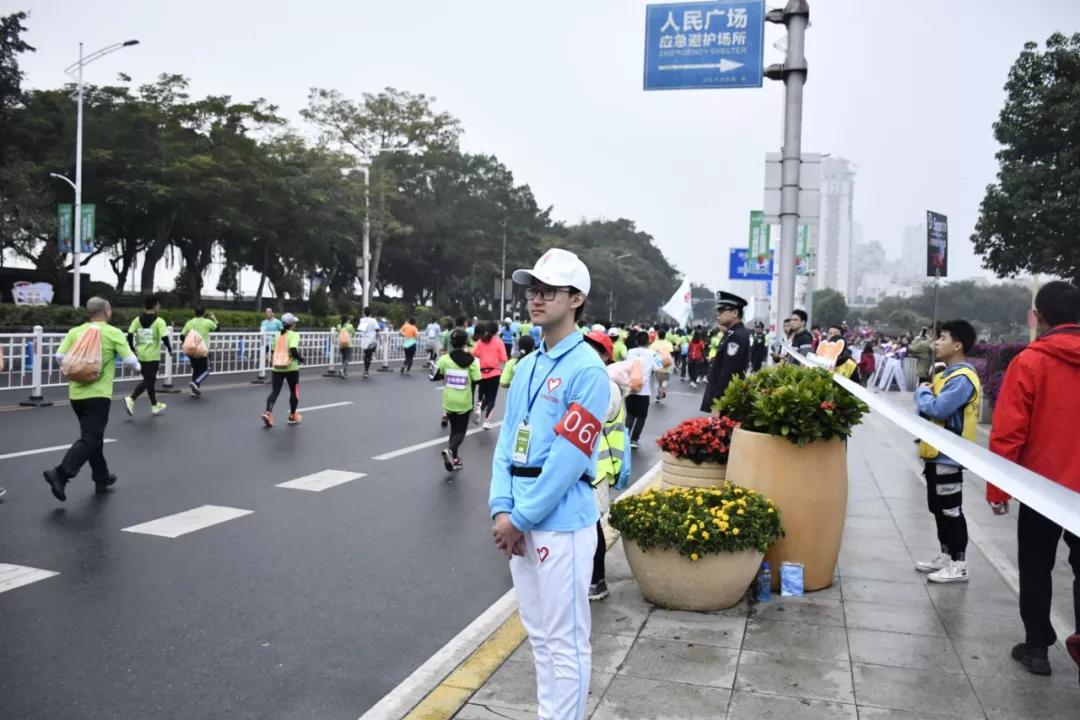 在街头当志愿者,凌晨四点出门当志愿者