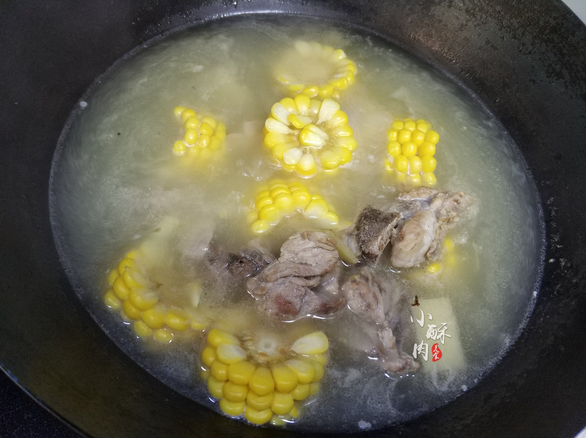 炖排骨盐放迟还是放早,炖排骨盐放多了咸了怎么办