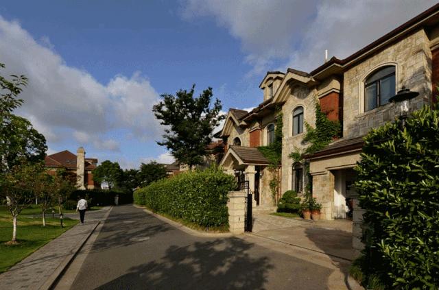 上海楼市太魔幻:最高一套8000万排队抢豪宅竟打起来了