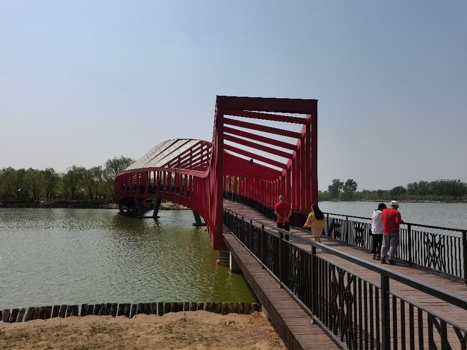 吃饱了来公园走走,吃饱喝足广场散步